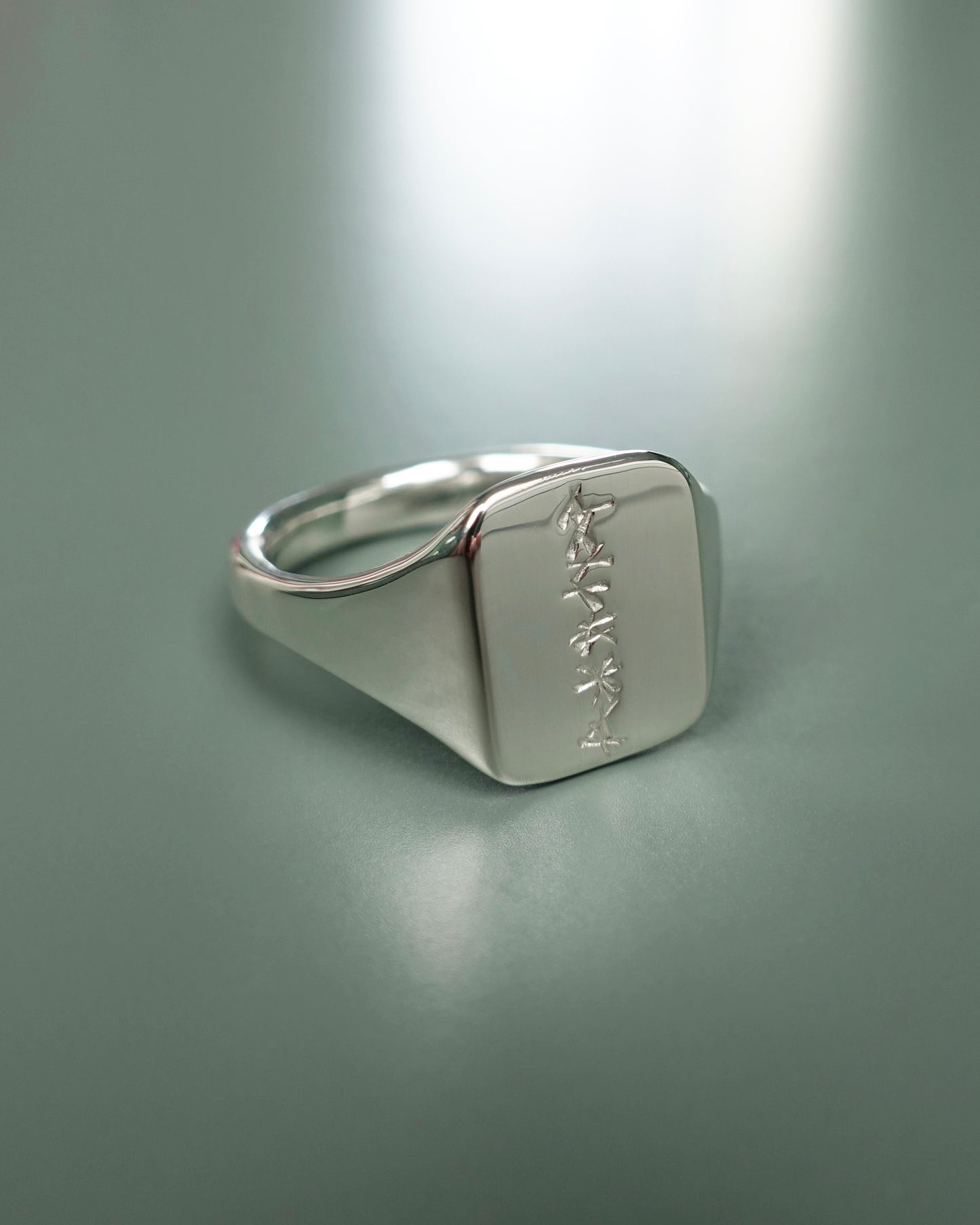 KRISS CROSS SIGNET