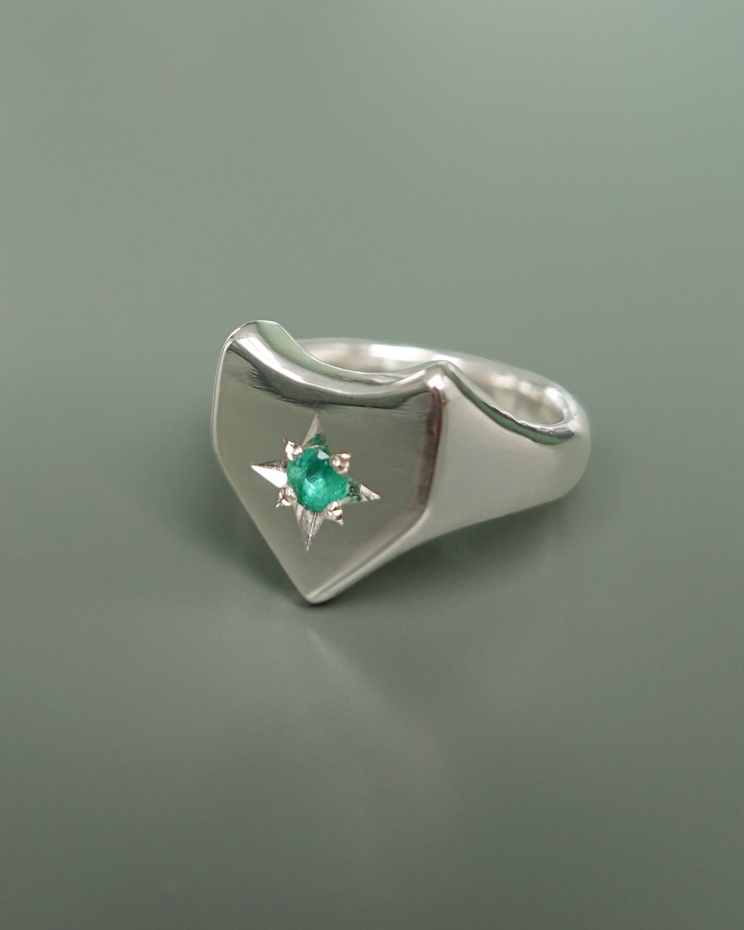 SHIELD RING - EMERALD