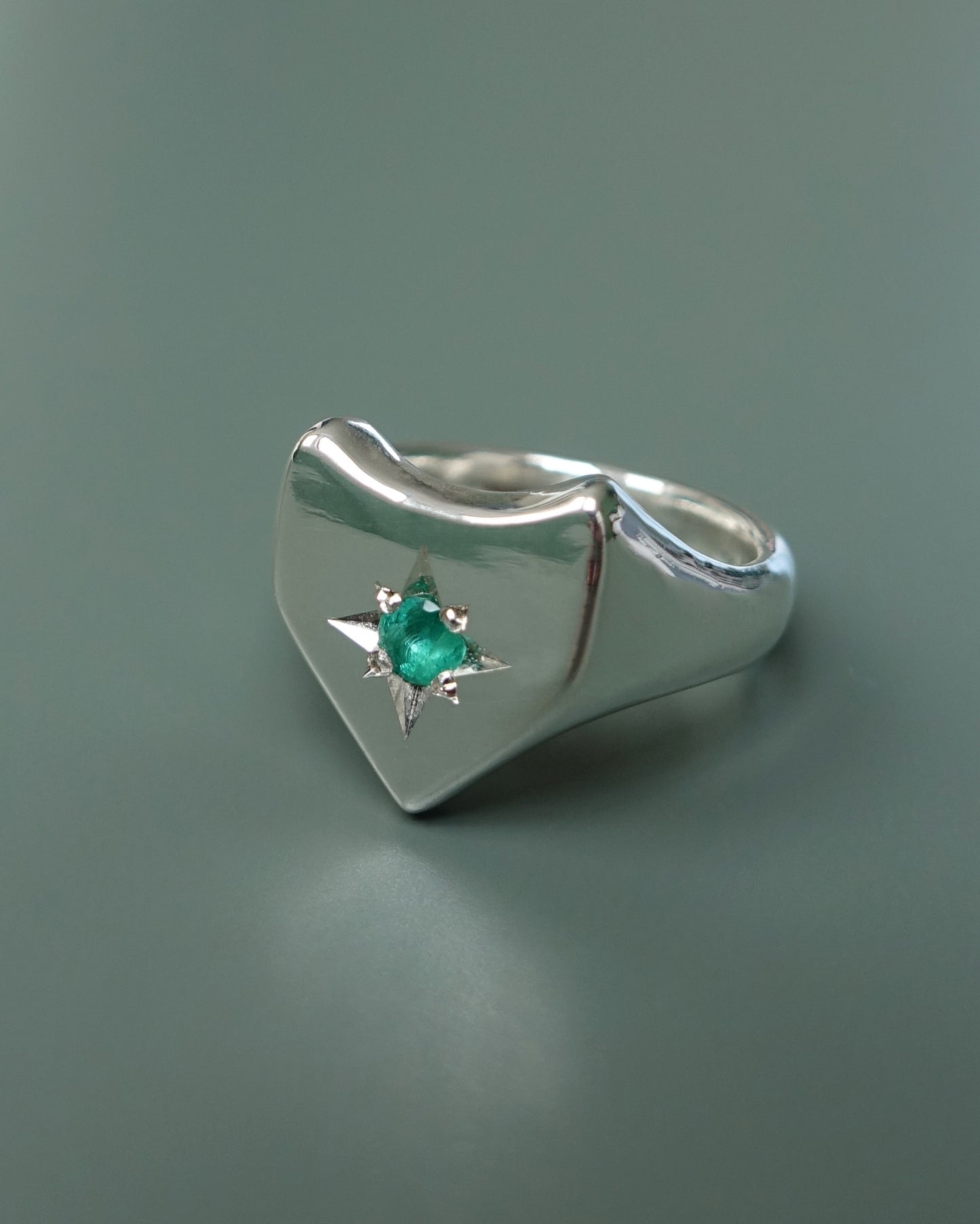 SHIELD RING - EMERALD