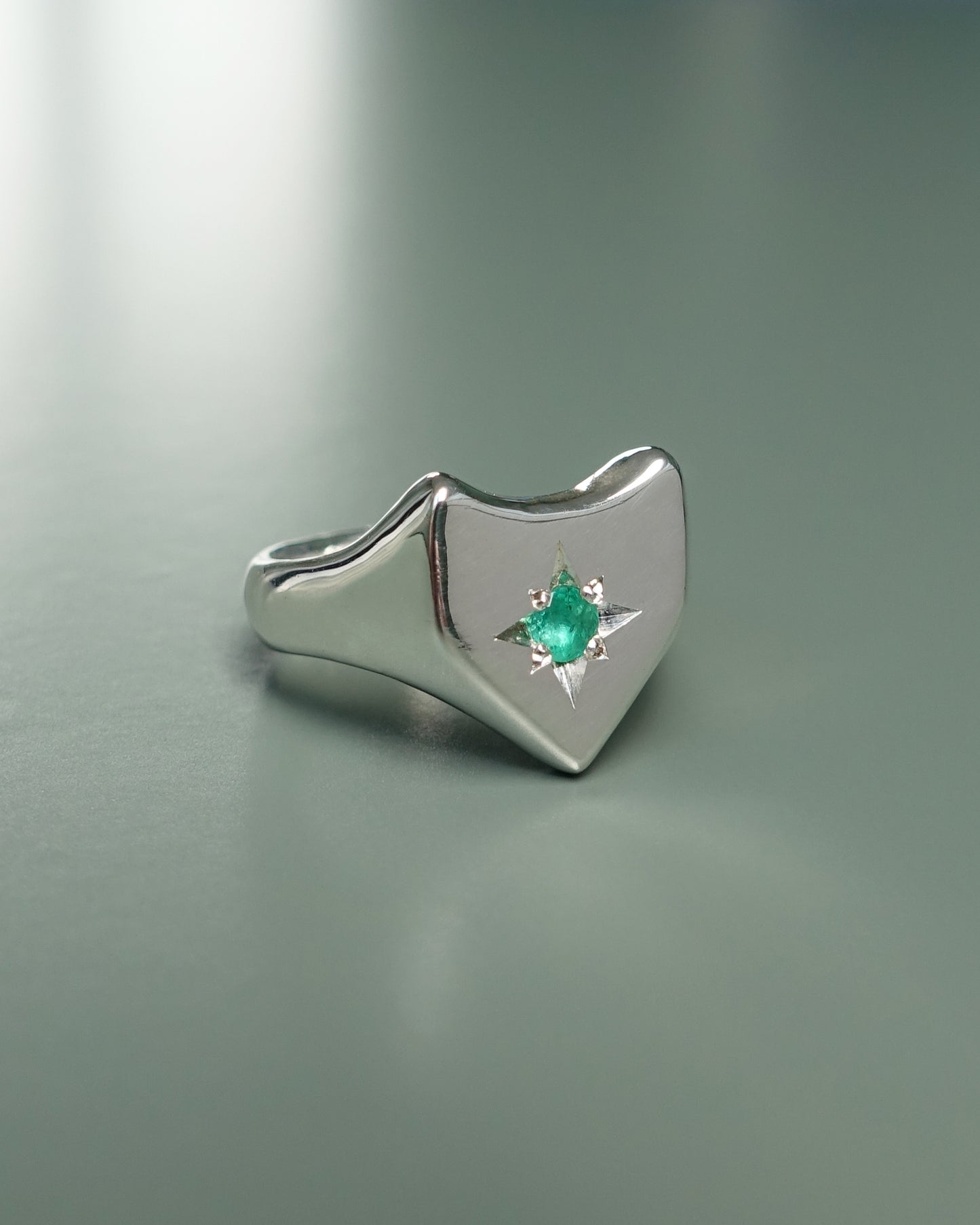 SHIELD RING - EMERALD